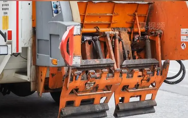 英國(guó)男子躲垃圾箱取暖，被垃圾車(chē)收走碾壓身亡